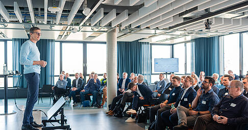 Am Ipai willkommen hei&szlig;t CTO Marc Kirchner die &uuml;ber 100 Teilnehmer des Gipfels im Ipai-Spaces im Zukunftspark Wohlgelegen in
Heilbronn.