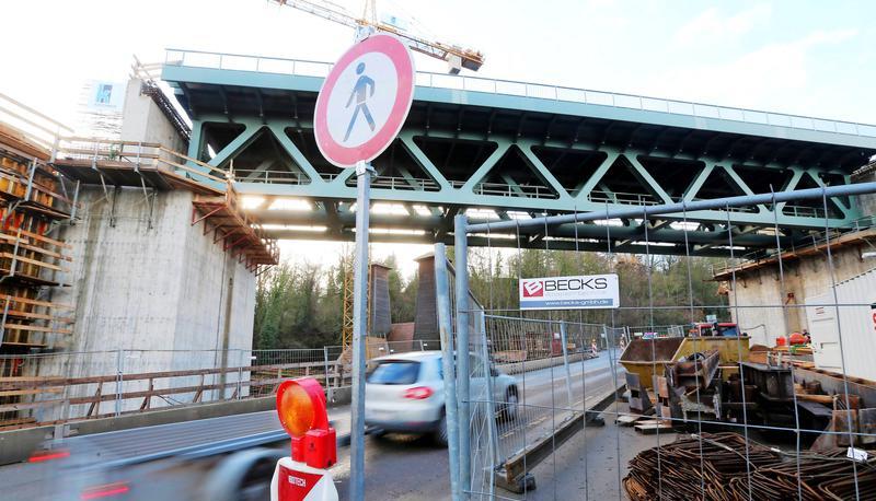 Kritische Stimmen werden immer lauter. Der Grund: Die Bahn hat es bis heute nicht geschafft, die Eisenbahnbrücke in Bad Wimpfen fertigzustellen. Fotos: Guido Sawatzki Kritische Stimmen werden immer lauter. Der Grund: Die Bahn hat es bis heute nicht geschafft, die Eisenbahnbrücke in Bad Wimpfen fertigzustellen. Fotos: Guido Sawatzki