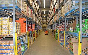 Ein seltener Blick in die Lagerhallen von Edeka in Ellhofen (hier das Trockenlager). Hier lagert das Unternehmen 10?600 verschiedene Artikel.
Fotos: J&uuml;rgen Paul