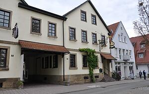 Vor wenigen Monaten hat Uwe Straub sein Gourmet-Restaurant L&ouml;wen und den Dorfkrug aufgegeben. Anfang 2020 werden Linda und Roberto Galiano in diesen R&auml;umen ein Eiscaf&eacute; und ein italienisches Restaurant er&ouml;ffnen.
Fotos: Claudia Kostner