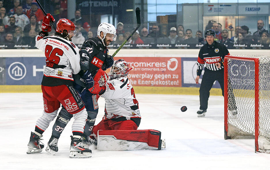 Denn die Heilbronner Falken machten von Anfang an klar, wer als Sieger vom Eis gehen soll. Jedoch ändert sich das im letzten Drittel.