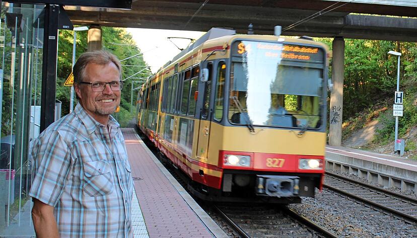 Die Stadtbahn bringt ihn entspannt zur Arbeit: Peter Mävers ist seit ganzen 15 Jahren überzeugter Pendler − zumindest wenn keine Pandemie herrscht.
Foto: Stefanie Jani Die Stadtbahn bringt ihn entspannt zur Arbeit: Peter Mävers ist seit ganzen 15 Jahren überzeugter Pendler − zumindest wenn keine Pandemie herrscht.
Foto: Stefanie Jani