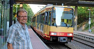 Die Stadtbahn bringt ihn entspannt zur Arbeit: Peter Mävers ist seit ganzen 15 Jahren überzeugter Pendler − zumindest wenn keine Pandemie herrscht.
Foto: Stefanie Jani Die Stadtbahn bringt ihn entspannt zur Arbeit: Peter Mävers ist seit ganzen 15 Jahren überzeugter Pendler − zumindest wenn keine Pandemie herrscht.
Foto: Stefanie Jani