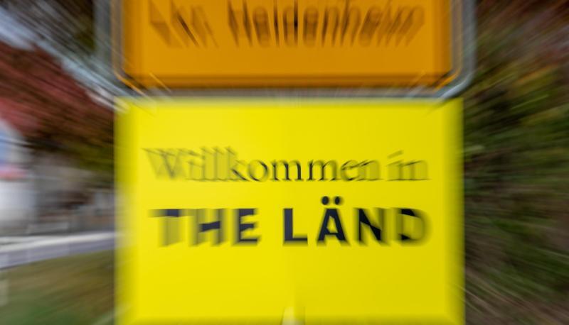 Am Ortsschild von Dischingen hängt ein Zusatzschild.