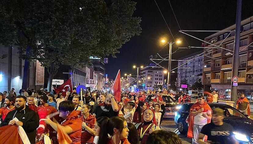 Da war "die Hölle los": Türkische Fans feiern den Achtelfinaleinzug in Heilbronn. Sie sind ein heißer Kandidat auf den Titel "Stimmungs-Europameister".