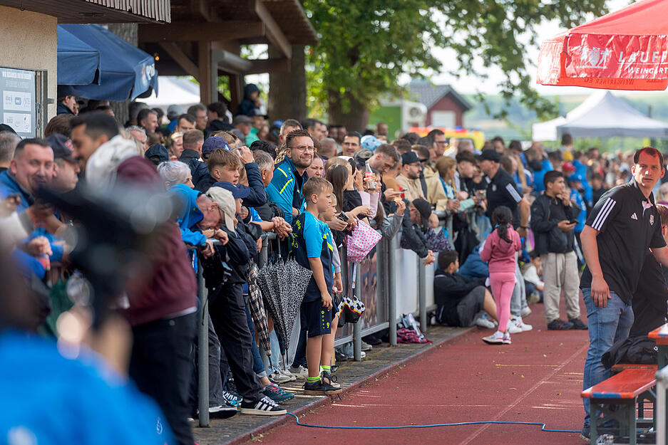 2000 Fans feiern beim Traumspiel Lauffen gegen Hoffenheim. 2000 Fans feiern beim Traumspiel Lauffen gegen Hoffenheim.