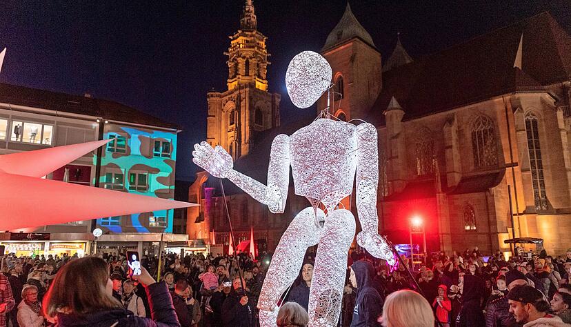 Die überlebensgroße Leuchtfigur Dundu schwebt beim Lichterzauber 2021 über die Köpfe der Nachtschwärmer hinweg. Bewegt wird sie von fünf Puppenspielern. Foto: Archiv Die überlebensgroße Leuchtfigur Dundu schwebt beim Lichterzauber 2021 über die Köpfe der Nachtschwärmer hinweg. Bewegt wird sie von fünf Puppenspielern. Foto: Archiv