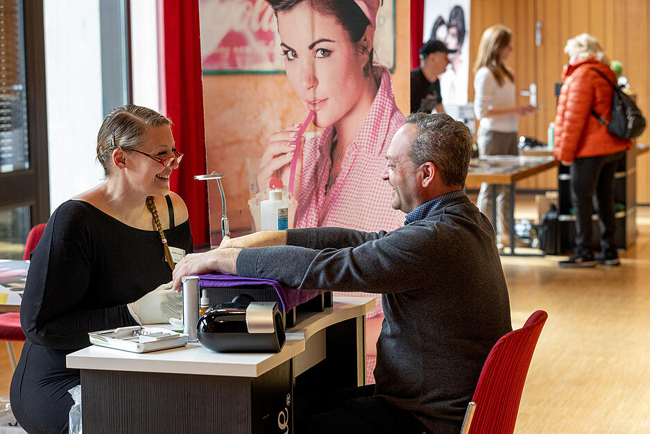 Vom Nagelkosmetik-Studio  ...