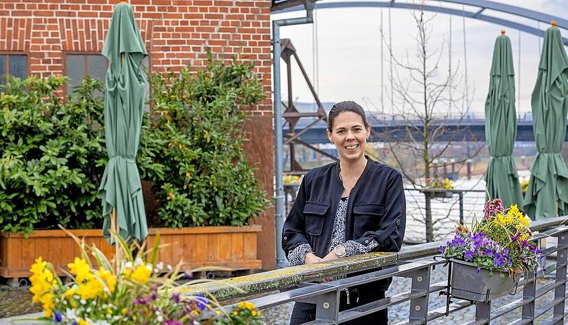 Stephanie Singer im blumengeschm&uuml;ckten Neckargarten vor der Reederei.