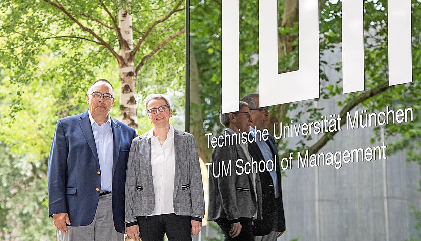 Gründungsdekan Helmut Krcmar mit der ersten Heilbronner TUM-Professorin Gudrun Kiesmüller am Lehrstuhl für "Operations Management".
Foto: Mario Berger Gründungsdekan Helmut Krcmar mit der ersten Heilbronner TUM-Professorin Gudrun Kiesmüller am Lehrstuhl für "Operations Management".
Foto: Mario Berger