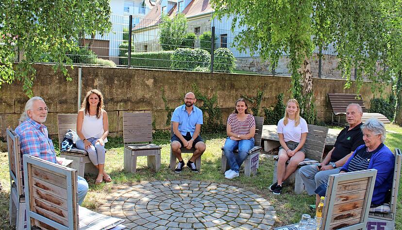 Beim Generationengespr&auml;ch wieder vereint: (v. li.) Klaus Mayer, Ramona Senghaas, Martin und Selina Jakob, Maxima Stangl, Wolf und Ute Kadau. Foto: Stefanie Jani