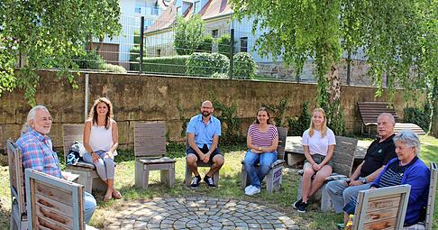 Beim Generationengespräch wieder vereint: (v. li.) Klaus Mayer, Ramona Senghaas, Martin und Selina Jakob, Maxima Stangl, Wolf und Ute Kadau. Foto: Stefanie Jani