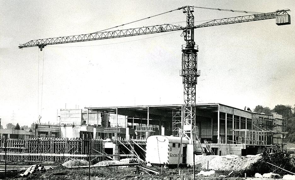 Planmäßig geht der Bau des neuen Dessertwerks in Heilbronn-Neckargartach voran. Aufnahme aus Juli 1973.