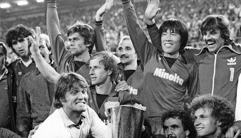 Die Uefa-Cup-Sieger 1980 (hinten v. links): : Bruno Pezzey, Jürgen Grabowski, Werner Lorant, Horst Ehrmantraut, Bum Kun Cha, Torwart Klaus Funk. Vorne: Trainer Friedel Rausch mit dem Pokal, Willi Neuberger, Fred Schaub, Torwart Jürgen Pahl.
Foto: imago images Die Uefa-Cup-Sieger 1980 (hinten v. links): : Bruno Pezzey, Jürgen Grabowski, Werner Lorant, Horst Ehrmantraut, Bum Kun Cha, Torwart Klaus Funk. Vorne: Trainer Friedel Rausch mit dem Pokal, Willi Neuberger, Fred Schaub, Torwart Jürgen Pahl.
Foto: imago images