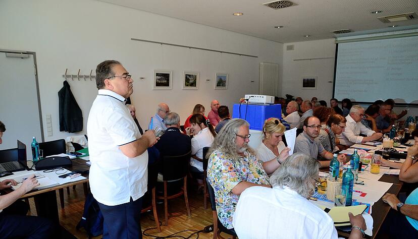 Rainer Podeswa er&ouml;ffnet die Mitgliederversammlung des AfD-Kreisverbands im Salinenrestaurant Offenau. Anschlie&szlig;end wird die Presse ausgeschlossen.
Foto: Gleichauf