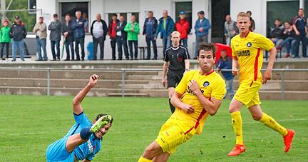 Marcel Baumann (links) und der Oberligist FSV Hollenbach sind gegen den KSC II ausgerutscht. Nun heißt es nach zwei Niederlagen in Folge wieder aufzustehen.Foto: Marc Schmerbeck