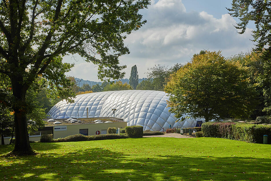 Die Traglufthalle des Berliner Unternehmens Paranet-Deutschland macht aus einem Freibad ein Hallenbad so wie unter anderem im Waldbad Sünteltal.