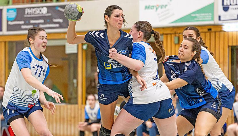 Nur selten bekamen die Neckarsulmerinnen in der Abwehr so Zugriff auf die B&ouml;nnigheimerinnen wie hier auf Katja Kerner (Zweite von links).