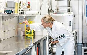 Kontrolleurin Stephanie Thierer pr&uuml;ft die Sauberkeit unter einer K&uuml;chenablage ...