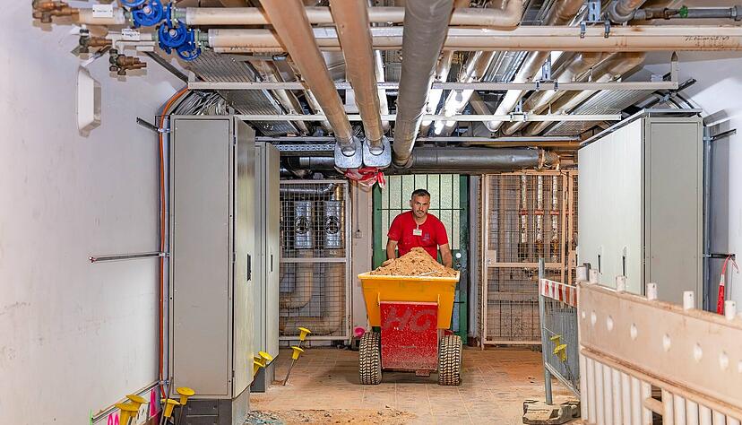 Die Justizvollzugsanstalt Heilbronn wird in den kommenden 15 Jahren umfassend modernisiert. F&uuml;r das Personal der JVA Heilbronn bedeutet die Gro&szlig;baustelle zus&auml;tzliche Aufgaben &ndash; von neuen Laufwegen &uuml;ber Dienstplananpassungen bis hin zur Absicherung der Baustelle selbst.
Fotos: Christiana Kunz