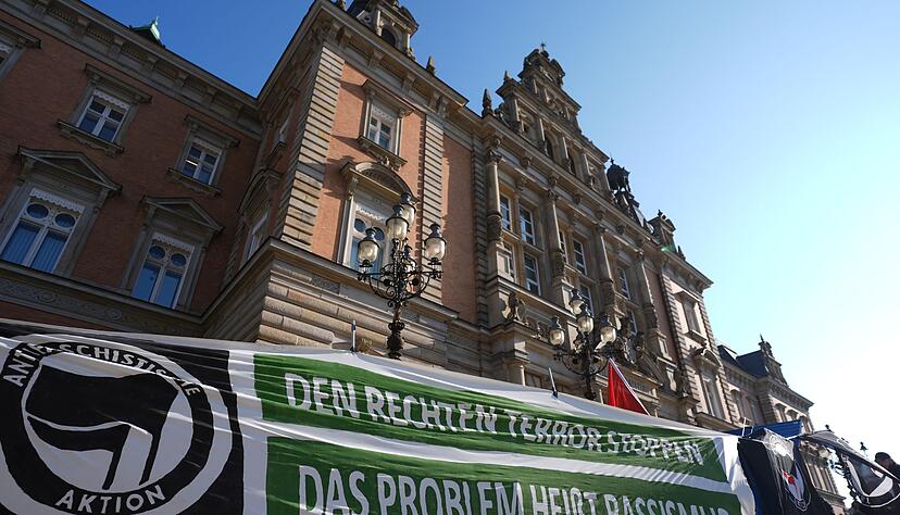 Vor dem Gericht gab es Protest gegen &laquo;rechten Terror&raquo;.