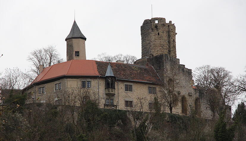G&ouml;tz von Berlichingen soll hier 1516 dem in der Burg Krautheim sitzenden Kurmainzer Amtmann Max Stumpf seine Meinung mit dem Kraftausdruck &bdquo;Er sollt mich hindhen lekhen&ldquo; entgegen geschrien haben.