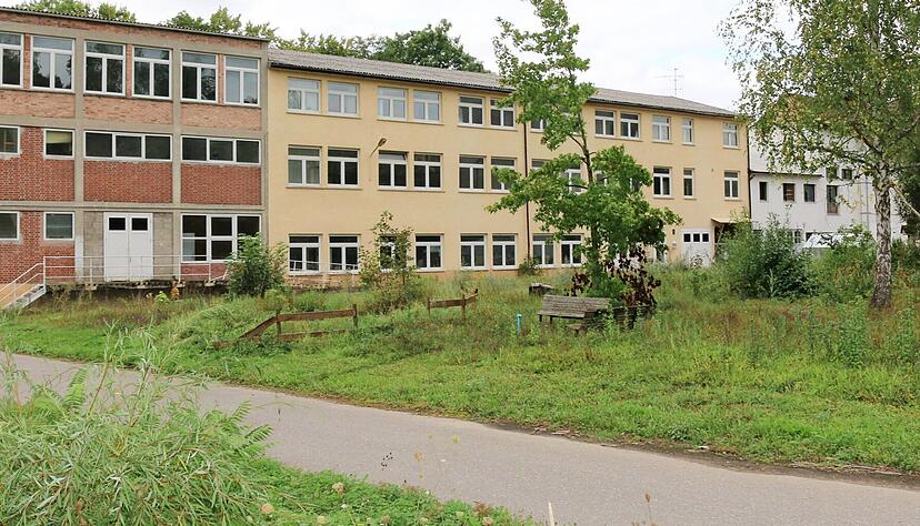 Einst Zuckerfabrik, dann Therapiegelände, inzwischen Brache und zukünftig vielleicht Wohnstätte für bis zu 230 Menschen: Das Areal in der Brückenstraße wird sich erneut deutlich wandeln.
Foto: Ute Plückthun Einst Zuckerfabrik, dann Therapiegelände, inzwischen Brache und zukünftig vielleicht Wohnstätte für bis zu 230 Menschen: Das Areal in der Brückenstraße wird sich erneut deutlich wandeln.
Foto: Ute Plückthun