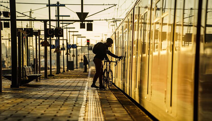 Der Bund muss nach Auffassung von Landesverkehrsminister Winfried Hermann weiter beim Deutschlandticket mitziehen. (Archivbild)