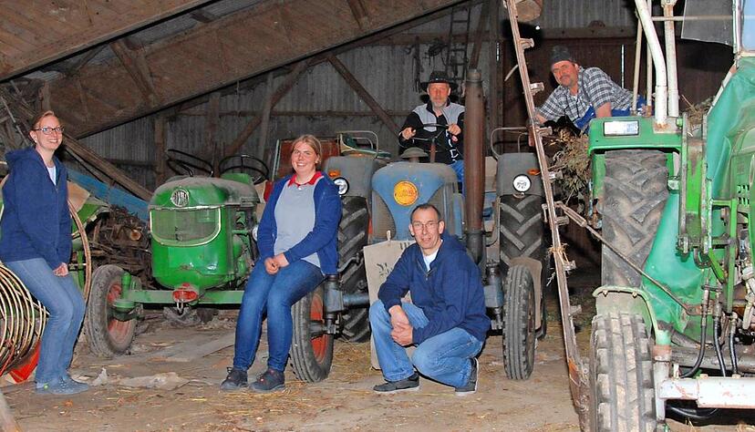 Freuen sich auf das Schleppertreffen in Bockschaft (von links): Juliane Jacob-Nägele, Anna Rudy, Armin Geiger, Artur Zweigart und Bernd Rudy.Foto: Schneider Freuen sich auf das Schleppertreffen in Bockschaft (von links): Juliane Jacob-Nägele, Anna Rudy, Armin Geiger, Artur Zweigart und Bernd Rudy.Foto: Schneider