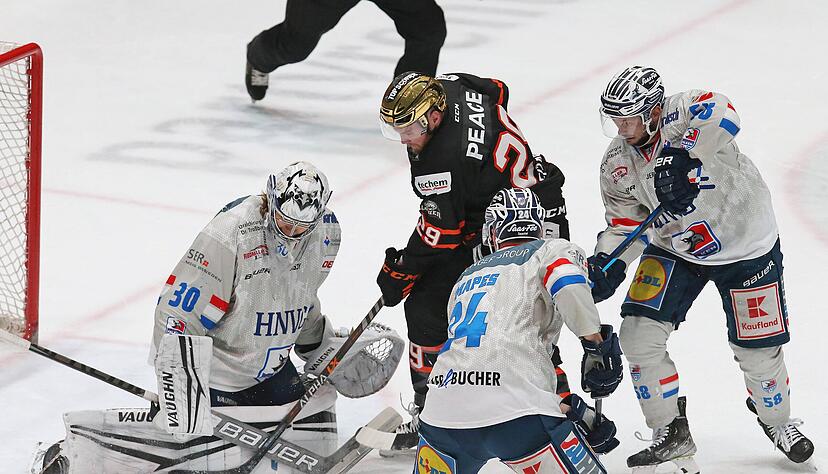Arno Tiefensee (links) gehörte eine der Hauptrollen im ersten Duell der Serie gegen Frankfurt: Der Falken-Keeper machte seine Sache gut. Foto: imago images/Rene Schulz