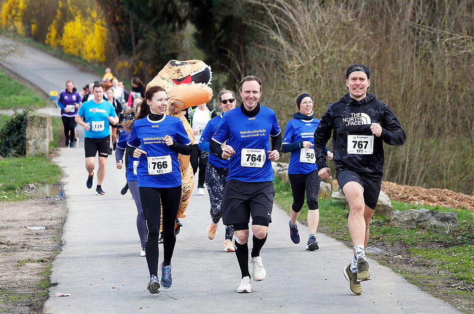 Zum 46. Mal laufen Teilnehmer über die Ziellinie des Lindenlaufs in Neuenstadt Zum 46. Mal laufen Teilnehmer über die Ziellinie des Lindenlaufs in Neuenstadt