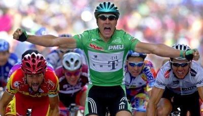 Erik Zabel (vorn) fährt bei der Tour 2000 in Troyes als Sieger über die Ziellinie. Erik Zabel (vorn) fährt bei der Tour 2000 in Troyes als Sieger über die Ziellinie.