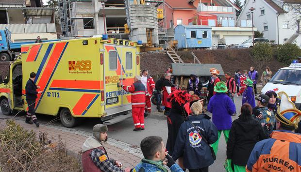 Kurz vor 13 Uhr kippte ein Piaggio-Dreirad mit Pritschenaufbau an der Einmündung der Hauptstraße zum Holzweg um. Zwei Männer, die auf dem Aufbau saßen, erlitten Verletzungen und mussten ins Krankenhaus eingeliefert werden. Foto: Alexander Klug Kurz vor 13 Uhr kippte ein Piaggio-Dreirad mit Pritschenaufbau an der Einmündung der Hauptstraße zum Holzweg um. Zwei Männer, die auf dem Aufbau saßen, erlitten Verletzungen und mussten ins Krankenhaus eingeliefert werden. Foto: Alexander Klug