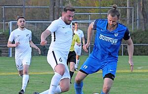 Noch plagen den TSV Kürnbach ein paar Sorgen, darunter eine Verletzung von Stürmer Marius Steinmetz (Mitte) aus der alten Saison. Auch die Vorbereitung lief nicht nach Plan.
Fotos: Klaus Krüger Noch plagen den TSV Kürnbach ein paar Sorgen, darunter eine Verletzung von Stürmer Marius Steinmetz (Mitte) aus der alten Saison. Auch die Vorbereitung lief nicht nach Plan.
Fotos: Klaus Krüger