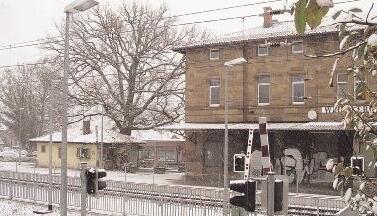 Direkt neben dem Weinsberger Bahnhofsgebäude liegt der Kiosk mit kleiner Bahnhofsgaststätte.Fotos: Joachim Kinzinger Direkt neben dem Weinsberger Bahnhofsgebäude liegt der Kiosk mit kleiner Bahnhofsgaststätte.Fotos: Joachim Kinzinger