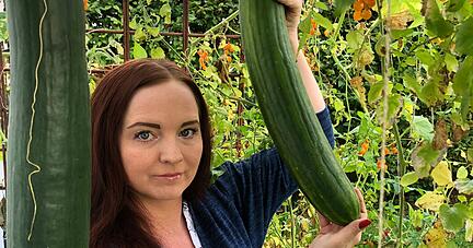 Katarzyna Plewa kennt sich mit Gemüse aus: Eine weitere Riesengurke wächst derzeit noch heran.