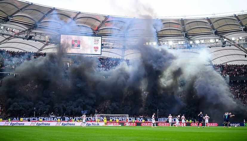 Dunkler Rauch steigt aus der Stuttgarter Fankurve auf.