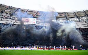 Dunkler Rauch steigt aus der Stuttgarter Fankurve auf. Dunkler Rauch steigt aus der Stuttgarter Fankurve auf.
