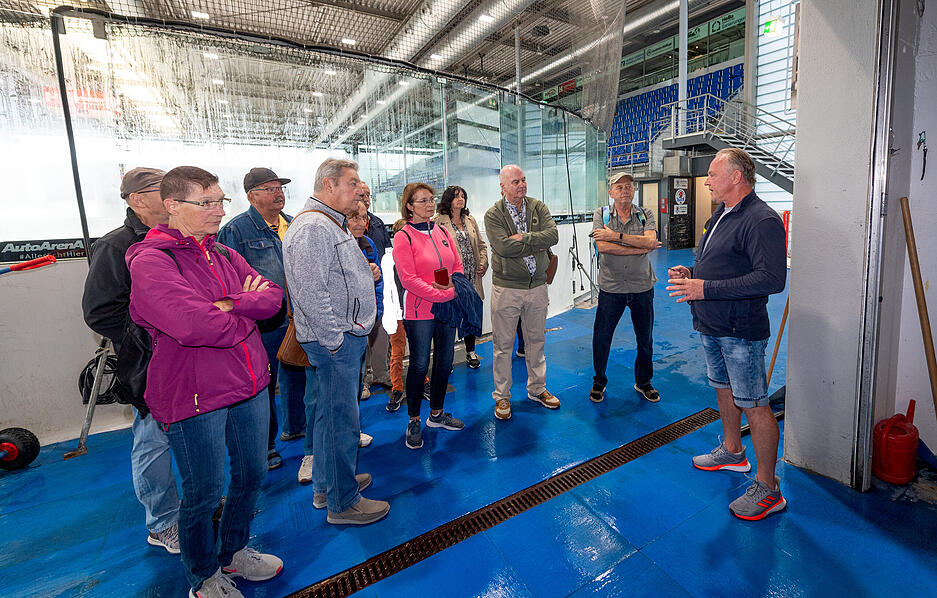 13 Leserinnen und Leser blicken hinter die Kulissen der Heilbronner Eishalle und verfolgen das Training der Falken.