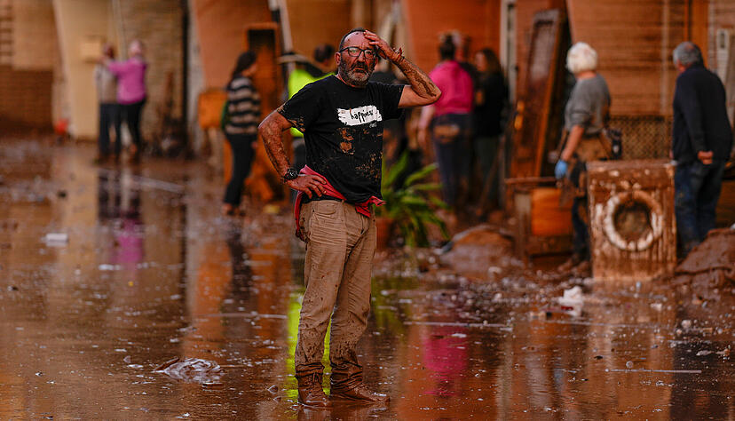 Nach dem Unwetter, bei dem fast 100 Menschen starben, beginnen die Menschen mit den Aufräumarbeiten. Die Verwüstung ist noch in den Straßen Spaniens zu sehen. Nach dem Unwetter, bei dem fast 100 Menschen starben, beginnen die Menschen mit den Aufräumarbeiten. Die Verwüstung ist noch in den Straßen Spaniens zu sehen.