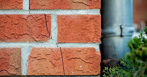 Fr&uuml;hjahrs-Check f&uuml;rs Haus: Risse, Feuchtigkeit, Dach & D&auml;mmung im Blick behalten.