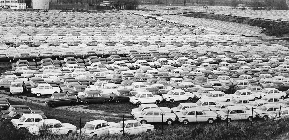 Im November 1966 zwingt die wirtschaftliche Lage auf den Märkten in Großbritannien und den Niederlanden das Unternehmen zur Kurzarbeit, um nicht weiter auf Lager zu produzieren. Im Bild ist der Stellplatz beim Werk.