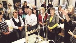 So funktioniert das: Laborleiter Thomas Wendt erklärt, was man in den Werkstätten des Science Center alles lernen kann.Fotos: Guido Sawatzki