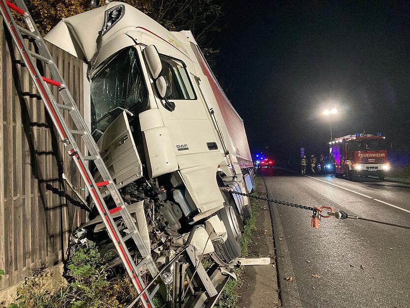 Unfall auf B27: Lkw prallt gegen Lärmschutzwand Unfall auf B27: Lkw prallt gegen Lärmschutzwand