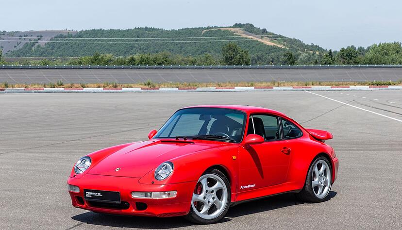 An der frischen Luft: Der Elfer der Baureihe 993 war der letzte 911 mit luftgekühltem Boxermotor.