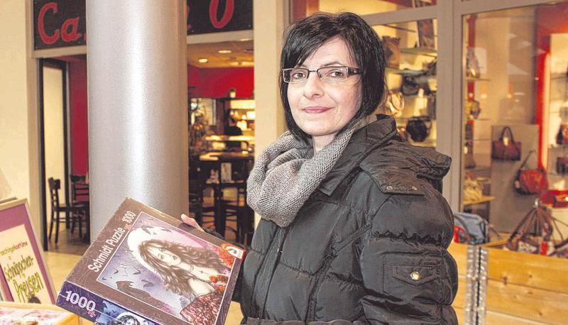 Petra Lauermann kommt jedes Jahr zum Winterschlussverkauf ins Öhringer Ö-Center. Die große Auswahl aus verschiedenen Waren gefällt ihr,
Foto: Frank Lutz