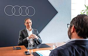 Austausch &uuml;ber viele Themen: Audi-Vorstand Gerd Walker (links) im Gespr&auml;ch mit Alexander Schnell aus der Chefredaktion der Heilbronner Stimme.