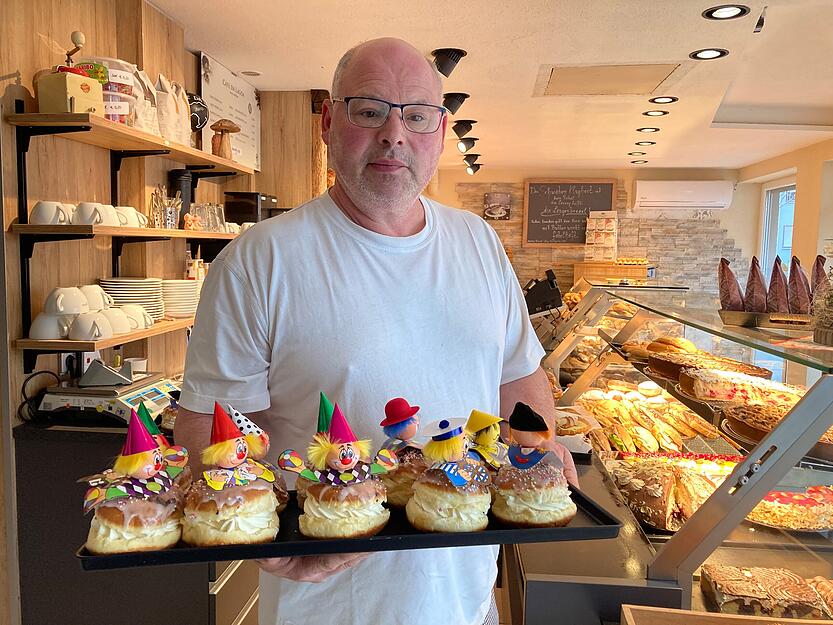 Inhaber Ralf Herrmann steht hinter seiner Entscheidung, die Krapfen weiterhin zu verkaufen.