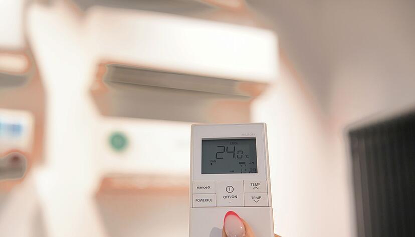 24 Grad: Mithilfe einer Fernbedienung wird die Temperatur einer Klimaanlage im Showroom einer Berliner Firma reguliert.