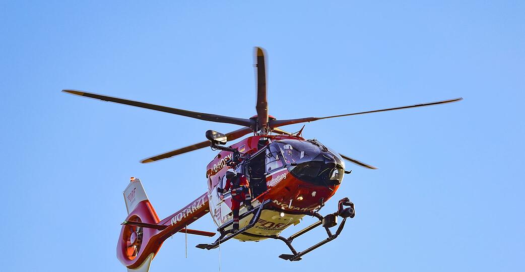Per Hubschrauber wurde einer der Verletzten aus dem leeren Stausee befreit und ins Krankenhaus geflogen. (Symbolbild)